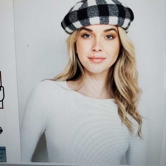 Stylish Black and White Checkered Beret - Picture 3 of 4